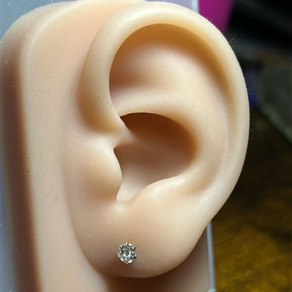 Jewelry - ❤️ Diamond Studs